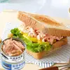 El atún enlatado es un alimento listo para comer que satisface los antojos, con atún en aceite o agua, adecuado para sándwiches, sushi e ingredientes de ensaladas.