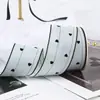 Suéter pequeno com estampa de coração em um lado, borda preta e laço feito à mão, material para artesanato, caixa de presente e fita para embalagem.