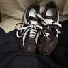 Nuevo modelo de zapatos casuales, zapatillas de entrenamiento alemanas de suela gruesa rojas para mujer, versátiles 2026 con cordones, estilo coreano retro, negro