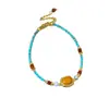 Novo Bracelete de Pérolas Coloridas Redondas para Mulheres, Estilo Retrô, Luxo Leve, Sensação de Alta Qualidade, Joia de Mão Exclusiva com Temperamento Refinado