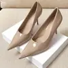 Sapatos de salto alto estilo francês para mulheres, novo modelo da primavera de 2026, sapatos de trabalho simples e elegantes na cor nude, bico fino e corte baixo