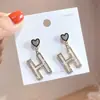 @Procesando Artículos Moda Coreana Dongdaemun Nuevo Estilo Elegante Celebridad de Internet Pendientes Largos con Forma de Corazón Letra H Venta al por Mayor