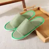 Pantuflas desechables de hotel, algodón y lino transpirables, antideslizantes, disponibles en varios colores, engrosadas para uso en hoteles, casas de huéspedes y para fines de hostelería, con opciones de logotipo para venta al por mayor