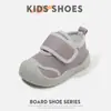Sapatos brancos infantis para meninas no jardim de infância, sapatos respiráveis de desempenho, sapatos de lona para meninos, sapatos macios e antiderrapantes para o campus estudantil