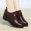 Zapatos de mujer de cuero con tacón de cuña estilo británico, nuevo modelo otoño 2026, cuero suave, cómodos, antideslizantes, resistentes al desgaste, zapatos que aumentan la altura para madres