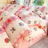 Juego de Cuatro Piezas de Leche Polar de Invierno con Funda Nórdica de Polar Añadida Juego de Tres Piezas para Dormitorio Infantil Sábana Cálida Ropa de Cama de Coral