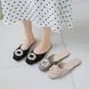Mules de Cetim com Solado Plano e Fivela Redonda de Strass, Sapatos Slip-On de Bico Fechado para Primavera, Estilo Elegante e de Nicho 2026