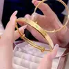 Pulseira de Cobre Banhada a Ouro Vietnamita com Superfície Brilhante e Design Minimalista, Apresentando um Estilo Único de Puxar e Empurrar, Atacado