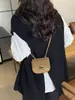 Bolso pequeño de gamuza de moda para mujer, nuevo bolso versátil con cadena para hombro y bandolera 2026, bolso pequeño cuadrado de otoño e invierno