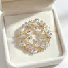 Broche de corona floral de diamantes completos estilo Ins, exquisito pin de corona floral hueca de cristal, versátil para el uso diario y de noche, broche para abrigo