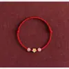 Pulsera de Hilo Rojo para la Suerte de la Flor de Durazno en el Año de Nacimiento, Pequeña Flor de Durazno Tejida a Mano, Versátil para Estudiantes Hombres y Mujeres, Pulsera de Cuentas de Buena Suerte para Parejas