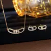 Versión Alta Mei Jia Tres Diamantes Collar Deslizante de Diamantes Completos Pendientes para Mujer Nicho Versátil Colgante Geométrico Chapado en Cobre Oro de 18 Quilates Joyería