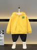 Roupas infantis Meninos Casaco de primavera 2025 Novo estilo grande infantil primavera e outono Fried Street Jacket Top Boy's Western Style Coat