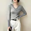 Elegante suéter fino de punto con cuello en V, de manga larga, ropa de mujer para principios de otoño, nuevo en 2026, ajuste ceñido, top fino de punto adelgazante