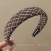 Faixa de cabeça larga de tricô minimalista e elegante estilo coreano para mulheres, novo modelo 2026, adequada para uso diário, projetada para realçar a aparência da linha do cabelo e pode ser usada como faixa de cabeça para lavar o rosto ou presilha de cabelo