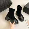 Novas Botas Curtas Estilo Europeu e Americano Moda Aumento de Altura Botas Femininas Estilo Martin Solado Grosso Estilo de Rua Emagrecimento Outono e Inverno Botas Leves para Motociclistas Não