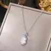 Cadena de clavícula de acero de titanio estilo retro nacional moda candado de paz de jade colgante de izaje todo partido temperamento accesorios de estilo chino de alta calidad