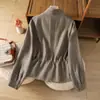 Estilo relajado y casual: una chaqueta de trabajo ligera de mezcla de algodón y lino con un diseño inspirado en la caza