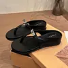 Nuevas Chanclas de Verano 2026 para Mujer, con Bloqueo de Dedo del Pie Metálico para Playa, Sandalias de Exterior Estilo Chanel para Vacaciones
