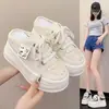 Chinelos femininos fechados com sola grossa, novo modelo verão 2026, versáteis para pessoas baixinhas, malha respirável, sapatos casuais que aumentam a altura e fazem você parecer mais alta.