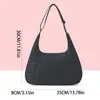 Bolso acolchado de un solo hombro estilo otoño e invierno moderno de alto valor, bolsa de plumón para debajo del brazo, bolso de hombro tipo tote ligero de gran capacidad