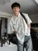 Camisa de manga curta com design de nicho branco para homens, verão, toque de alta qualidade, solta, fresca e estilosa, casual, plissada, camisa de meia-manga