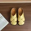 Medias zapatillas cerradas de punta plana para mujer 2025 nuevo estilo de verano resistentes al desgaste de un paso casual versátiles zapatos perezosos para mujeres embarazadas zapatillas