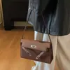 Bolso de mano cuadrado pequeño retro de nicho estilo coreano para mujer, nuevo de otoño 2026, moderno, con bloques de color, para hombro y axila