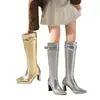 Nova coleção outono/inverno 2026: botas de salto alto com bico fino, saltos grossos e fivelas de cinto, em estilo europeu e americano, projetadas como botas femininas da moda