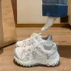 Tênis estilo europeu 2026 outono novo, de malha respirável, com sola grossa, estilo Forrest Gump para mulheres, leve, versátil, faz os pés parecerem menores, calçados esportivos casuais