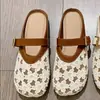 Chinelos Femininos Cobertos para Dedos 2026 Verão Novo Estilo Renda Malha Bordado Fivela de Cinto Suave Meio Chinelo Plano Tendência