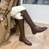 Botas planas de ciclismo marrones para mujer, nuevo estilo coreano otoño/invierno 2026, botas altas de tacón bajo para mujeres petites, botas largas adelgazantes y modernas