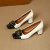 No cansan los pies tacón grueso tacones altos zapatos de mujer primavera y otoño estilo nuevo estilo Chanel punta cuadrada hebilla cuadrada metálica sin cordones boca poco profunda zapatos de un solo color