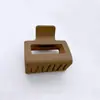 Presilha Quadrada Simples Preta Fosca de Tamanho Médio para Cruzamento de Fronteiras para a Parte de Trás da Cabeça Penteado Meio Preso Rabo de Cavalo Alto Acessórios de Cabelo para Mulheres
