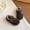 Sapatos infantis de algodão, nova coleção outono/inverno 2026, sapatos fofos para meninas, forrados com fleece para aquecer, sapatos de bebê com sola macia estilo Birkenstock