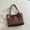 Bolso retro de lunares para mujer, nuevo bolso de hombro casual para el otoño/invierno 2026, gran capacidad, bolso tote versátil