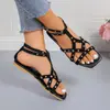 Nuevas sandalias planas abiertas con remaches estilo vintage para mujer, chanclas romanas de moda europea y americana para vacaciones de verano