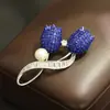 Elegante Estilo Vintage de Joyería de Alta Gama Broche Tulipán Bicolor Azul y Rojo Accesorio Broche Flor de Perla de Lujo Ligero de Alta Gama