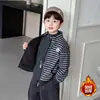 Conjunto de Peluche para Niños Otoño Invierno 2026 Estilo Coreano Chico Genial Chaqueta a Rayas Pantalones Conjunto de Tres Piezas