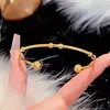 Estilo Francés Moda de Lujo Ligero Nuevo Tamaño Pulsera de Acero de Titanio con Perlas Redondas Pulsera Elegante para Mujer Combinación Universal de Alto Nivel Simple con Perlas Doradas