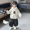 Sudadera con capucha para niño Otoño 2026 Estilo Nuevo Sudadera Rayada Bordada de Gato de la Suerte para Bebé Conjunto de Dos Piezas Ropa para Niños