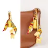 Bolsa de jirafa de moda de alta gama, estilo nuevo, versátil, linda, colgante, borla de bufanda de seda, accesorio de regalo pequeño, transfronterizo