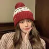 Novo Chapéu de Tricô Jacquard 2024 para Mulheres, Proteção para Ouvidos Outono e Inverno, Chapéu Quente para Clima Frio, Chapéu de Tricô Fofo com Pom-Pom para Circunferências Cranianas Grandes