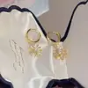Pendientes en Forma de Cruz con un Toque de Lujo Ligero y de Alta Gama, Estilo Retro Francés Súper Brillantes, Exquisitos y Elegantes, Versátiles para el Uso Diario