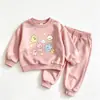 Conjunto Doce para Meninas de Primavera e Outono Estilo Coreano Moda Blusa Nova Moletom de Manga Longa com Desenho e Calça Jogger Conjunto Elegante de Duas Peças