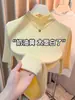 Camiseta básica de estilo regular para mujer, con hombro normal, cuello semi-alto y manga de tres cuartos, simple y versátil, corte ajustado, color amarillo, manga media, top de capa interior