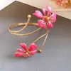 Pulseira de Braço com Flor de Metal Gotejante Europeia e Americana Transfronteiriça, Pulseira Exquisita e Fashion com um Toque de Luxo Leve e de Alta Qualidade para Mulheres