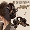 Exquisita pinza de tiburón que hace que el cabello luzca más voluminoso, pinza de pelo a cuadros versátil de lujo ligero para mujer, elegante pinza de garra triangular estilo coreano, pinza de pelo retro