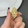 Anillo de Oro Arena Vietnamita para Mujer Que No Se Desvanece por Mucho Tiempo, Flores de Oro de Imitación, Exagerado Novia de Boda, Joyería Simulada de Tres Oros Falsos