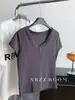 Camiseta Simples Casual de Verão com Botão Elástico e Decote V de Manga Curta para Mulheres, Cor Sólida Doce e Picante, Slim Fit, Camiseta Básica Tendência